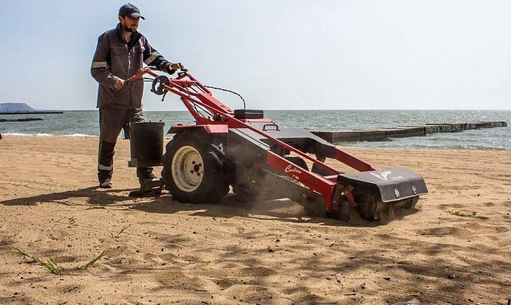 Стаття У Маріуполі пляжі від сміття прибирає італійська техніка Ранкове місто. Київ