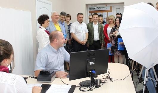 Стаття Жители Северодонецка теперь могут получать загранпаспорта и id-карты через ЦПАУ Ранкове місто. Київ