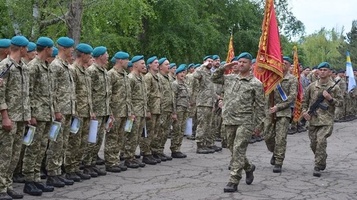 Стаття В Мариуполе 80 новобранцев торжественно получили береты морских пехотинцев Ранкове місто. Київ