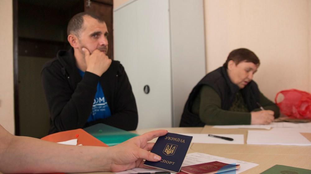 Стаття Почему жители Луганска не видят преимуществ в российских паспортах? Ранкове місто. Київ
