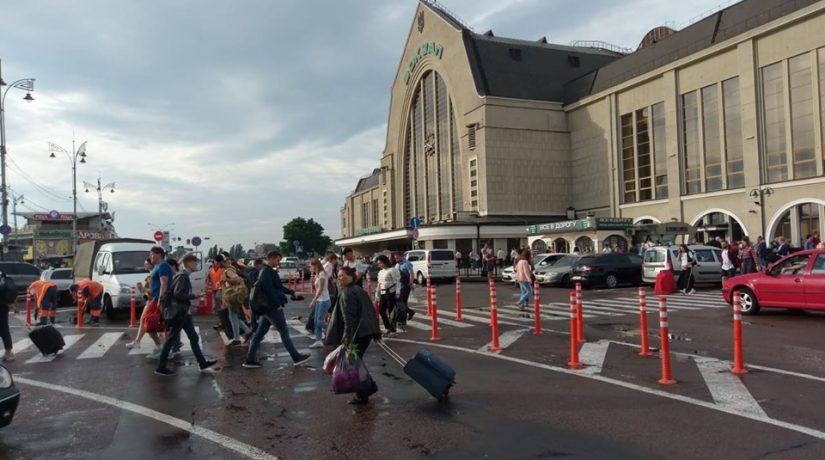 Стаття На центральном ж/д вокзале установили делиниаторы Ранкове місто. Київ