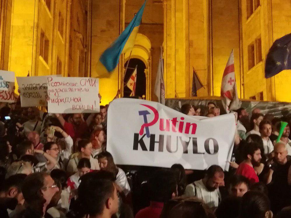 Стаття В Тбилиси оппозиция взяла штурмом парламент после выступления там российского депутата Ранкове місто. Київ