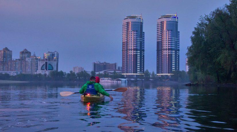 Стаття Киевлян приглашают на очистку Днепра от пластика на каяках Ранкове місто. Київ