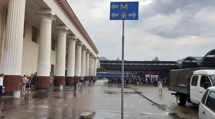 Стаття Вокруг вокзала «Киев-Пассажирский» установили навигацию Ранкове місто. Київ