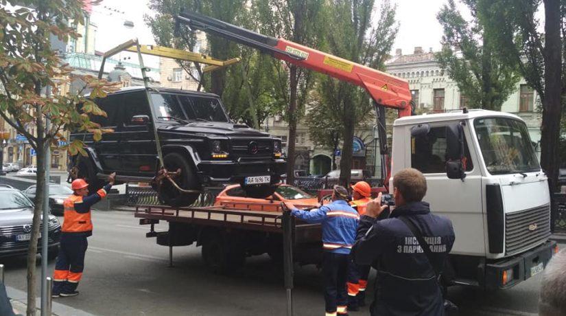 Стаття В Киеве эвакуируют припаркованные на полосе общественного транспорта автомобили Ранкове місто. Київ