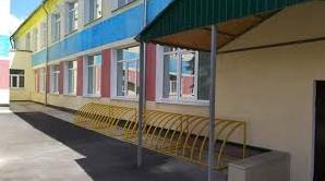 Стаття Біля шкіл на Донеччині встановили велопарковки Ранкове місто. Київ