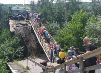 Стаття В Станице-Луганской разминируют подходы к разрушенному мосту Ранкове місто. Київ