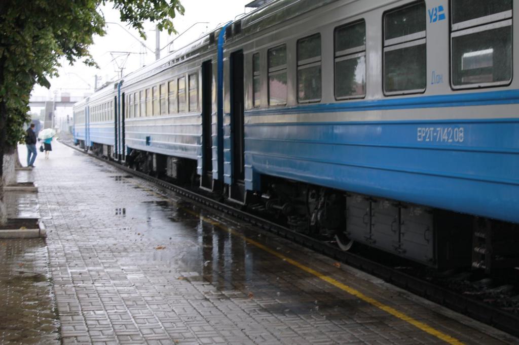 Стаття Спустя пять лет на Донбассе возобновили движение пригородных поездов Ранкове місто. Київ