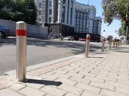 Стаття Ще на одній вулиці Києва встановили антипаркувальні стовпчики Ранкове місто. Київ