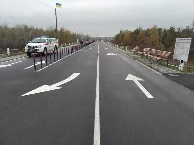 Стаття В Станице Луганской возле разрушенной части моста монтируют остановки Ранкове місто. Київ