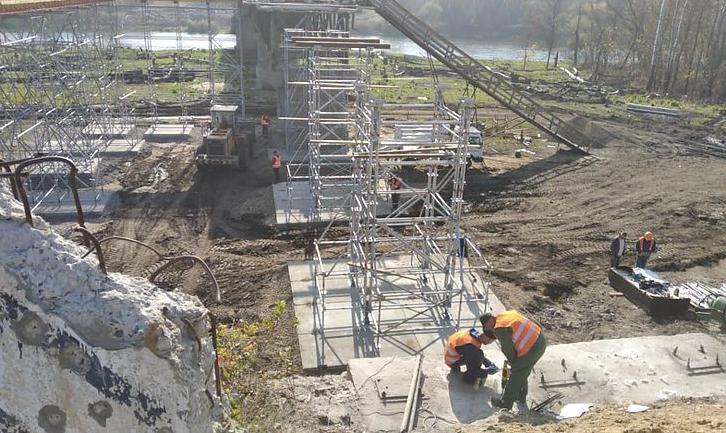 Стаття На Луганщині триває відбудова зруйнованого мосту. ФОТО Ранкове місто. Київ