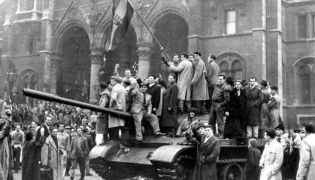 Стаття 23 октября в Венгрии вспыхнуло восстание против коммунистов, которое жестко подавила оккупант Москва Ранкове місто. Київ