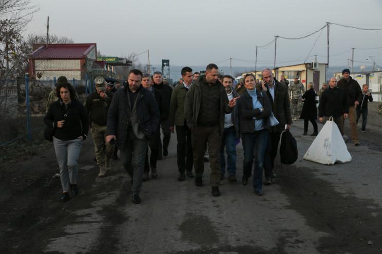 Стаття Послы США и стран ЕС приехали в Золотое посмотреть на разведение сил Ранкове місто. Київ