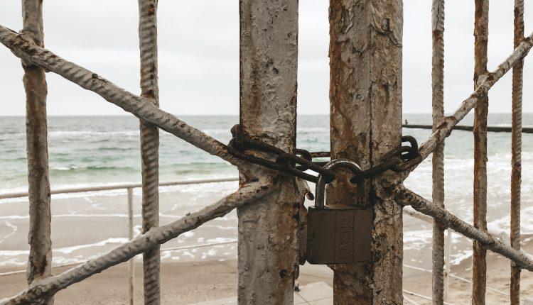 Стаття Владимир Зеленский подписал закон, который запрещает ставить заборы и ограждения перед пляжами Ранкове місто. Київ