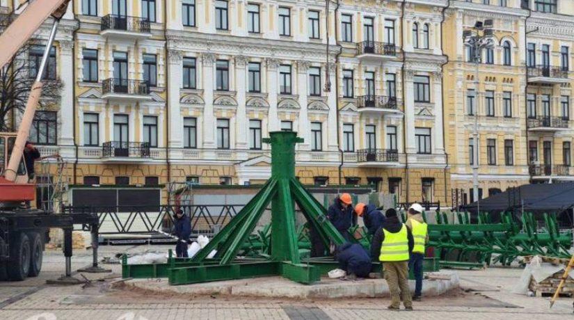 Стаття На Софийской площади начали устанавливать новогоднюю елку Ранкове місто. Київ