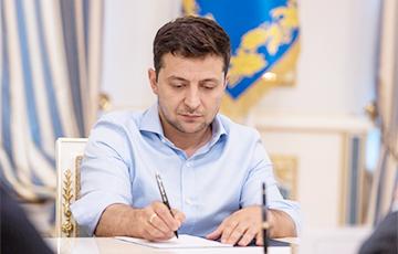 Стаття Зеленский подписал законы о дорогах в Украине Ранкове місто. Київ