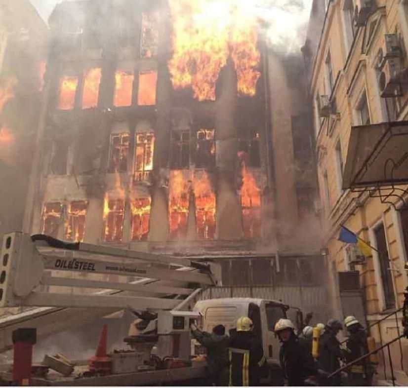 Стаття В Одессе оператор вышки «Горзелентреста» спас несколько людей на пожаре Ранкове місто. Київ