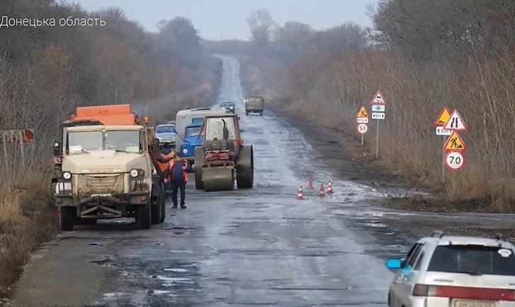 Стаття На Донеччині ремонтують постраждалу внаслідок війни дорогу у районі Світлодарська Ранкове місто. Київ