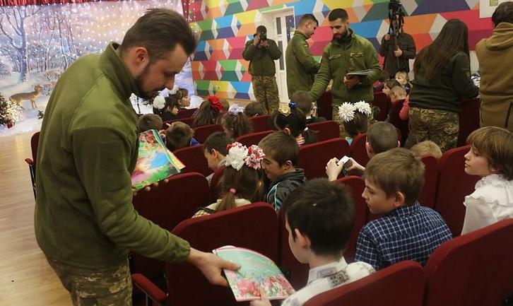 Стаття На Донбасі військові влаштували свято Миколая для дітей прифронтової школи-інтернату Ранкове місто. Київ