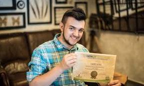 Стаття Випустили першу партію паперу з опалого листя за технологією українського студента Ранкове місто. Київ