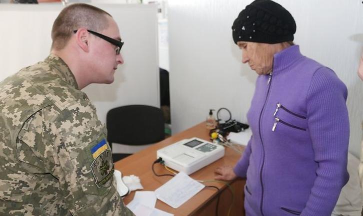 Стаття У прифронтовій зоні Донбасу військові лікарі надають допомогу місцевим мешканцям Ранкове місто. Київ