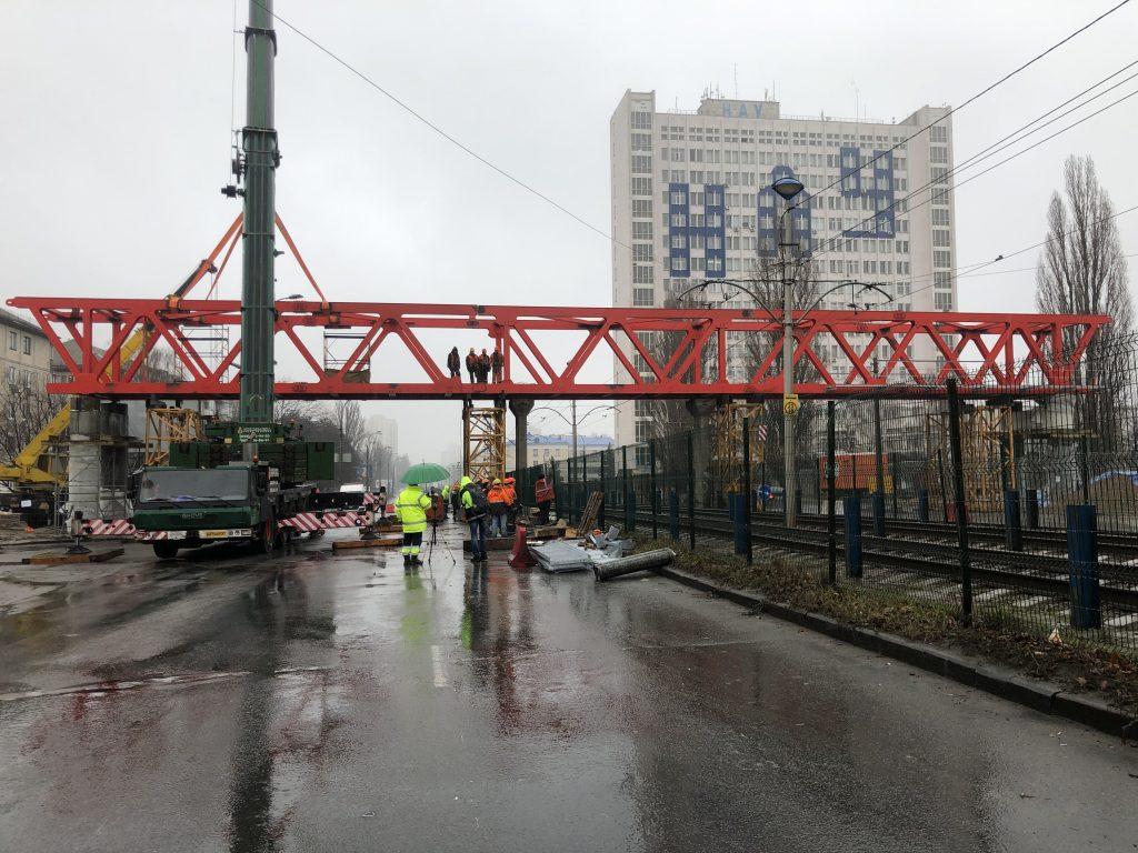 Стаття Поблизу НАУ в Києві встановили останню частину прогону мосту Ранкове місто. Київ