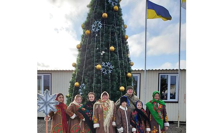 Стаття У Станиці Луганській на пункті пропуску відкрили новорічну ялинку Ранкове місто. Київ