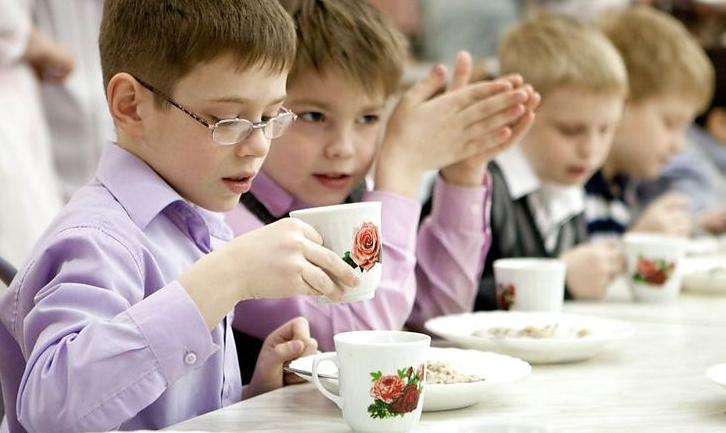 Стаття Діти-переселенці харчуватимуться у навчальних закладах безкоштовно Ранкове місто. Київ