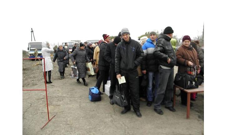 Стаття На Донбасі бойовики навмисно залишають людей на ночівлю у «сірій» зоні Ранкове місто. Київ