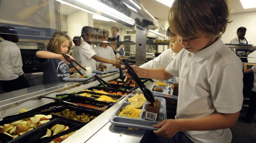 Стаття Шведский стол, фрукты, йогурты — так питаются дети уже в 190 школах Киева Ранкове місто. Київ