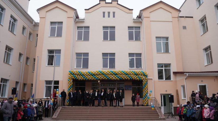 Стаття В Вишневом открыли новый корпус школы, который строили 12 лет Ранкове місто. Київ