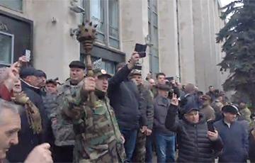 Стаття «Додон предатель»: ветераны штурмуют здание правительства Молдовы Ранкове місто. Київ