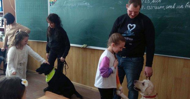 Стаття У Харкові школярів вчать безпечному спілкуванню з собаками Ранкове місто. Київ