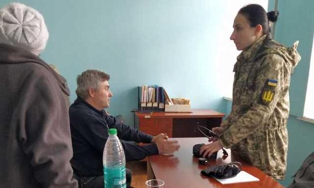 Стаття На Луганщині військові лікарі надають медичну допомогу місцевим мешканцям Ранкове місто. Київ