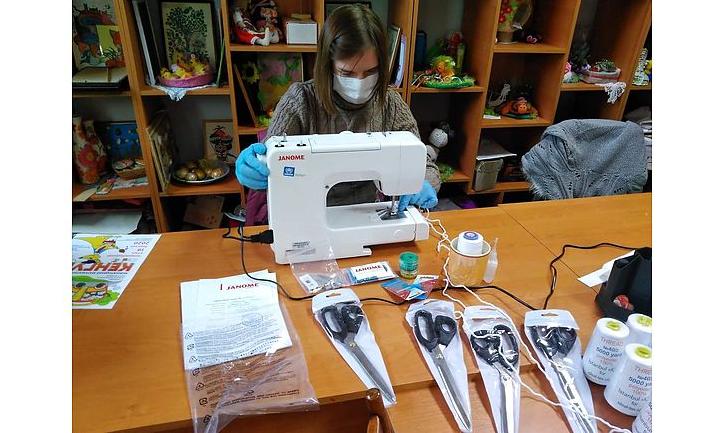 Стаття На Донбасі волонтери забезпечили пошиття масок у 14 прифронтових містах та селищах Ранкове місто. Київ
