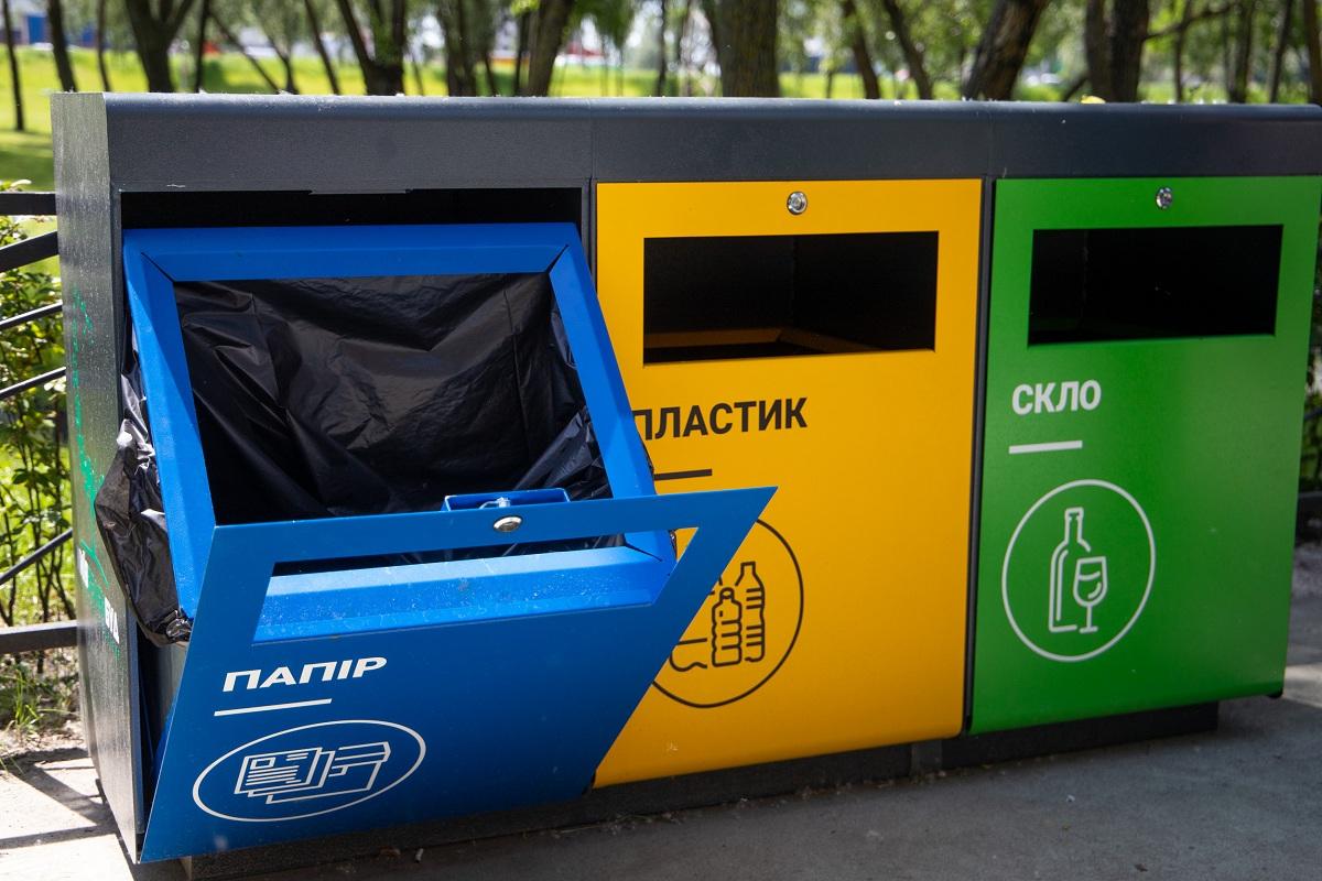 Стаття У парках Києва встановлюють контейнери для паперу, пластику і скла Ранкове місто. Київ