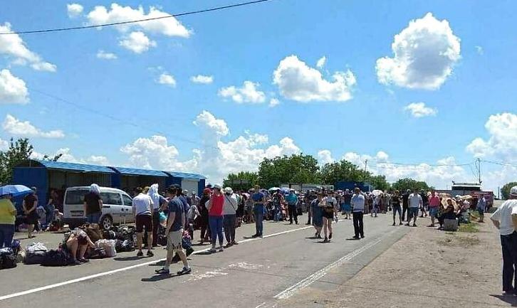Стаття На КПВВ «Оленівка» люди другу добу стоять у черзі, деяких забирає «швидка» Ранкове місто. Київ