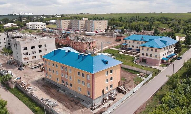 Стаття Посли країн ЄС подивились на хід відбудови психіатричної лікарні у Семенівці. Фото Ранкове місто. Київ