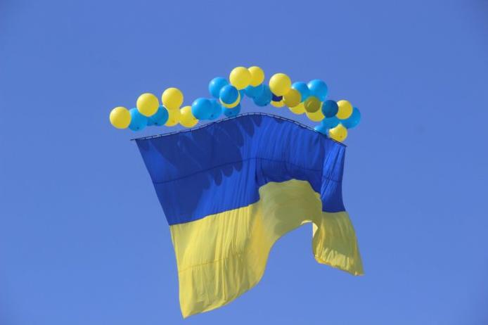 Стаття Над Крымом хотят запустить 25-метровый украинский флаг Ранкове місто. Київ