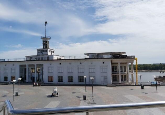 Стаття На річковому вокзалі міняють дах. Обіцяють нічого не добудовувати Ранкове місто. Київ