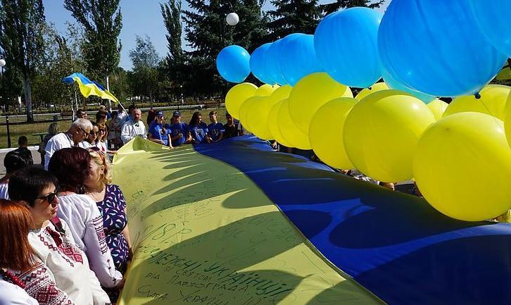 Стаття Мій прапор — моя гордість: на Донеччині стартував патріотичний флешмоб. Фото Ранкове місто. Київ