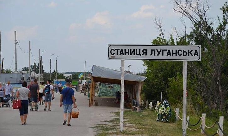 Стаття Бойовики не пропускають жителів ОРДО через КПВВ «Станиця Луганська» Ранкове місто. Київ