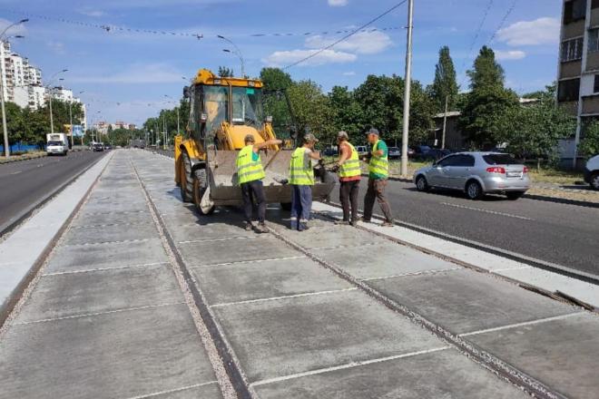 Стаття Реконструкція трамвайної лінії на ДВРЗ: будівельники вже вкладають нові рейки Ранкове місто. Київ