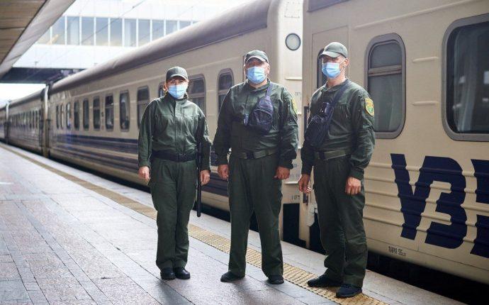Стаття В поездах появилась военизированная охрана Ранкове місто. Київ