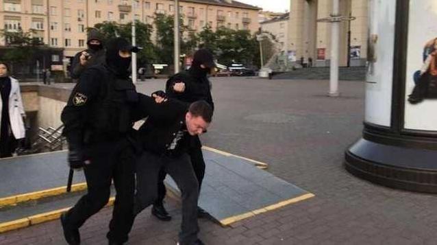 Стаття СМИ: В Минске появились местные титушки, которые избивают митингующих Ранкове місто. Київ
