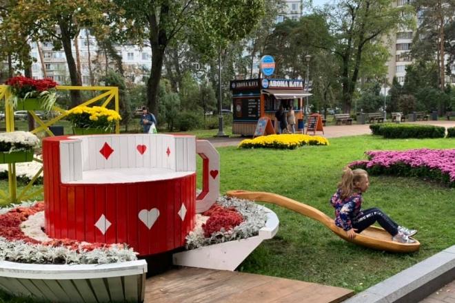 Стаття “Чаювання”. У парку “Перемога” встановили велетенські чашки з ложками (ФОТО) Ранкове місто. Київ