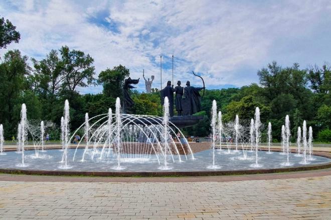 Стаття Біля пам’ятника засновникам Києва реконструюють фонтан. Він буде з підсвіткою та автокеруванням Ранкове місто. Київ