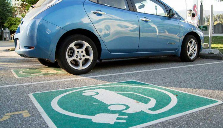 Стаття Владельцам электромобилей будут выдавать зеленые номера и предоставлять отдельные парковочные места Ранкове місто. Київ