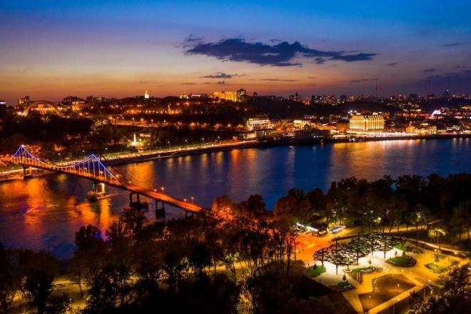 Стаття Фото дня. Як світиться вночі вхідна група на Труханів острів Ранкове місто. Київ