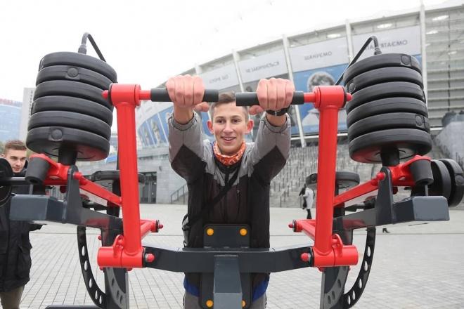 Стаття Спорт без карантину. Біля НСК “Олімпійський” встановили майже 20 тренажерів (ФОТО) Ранкове місто. Київ